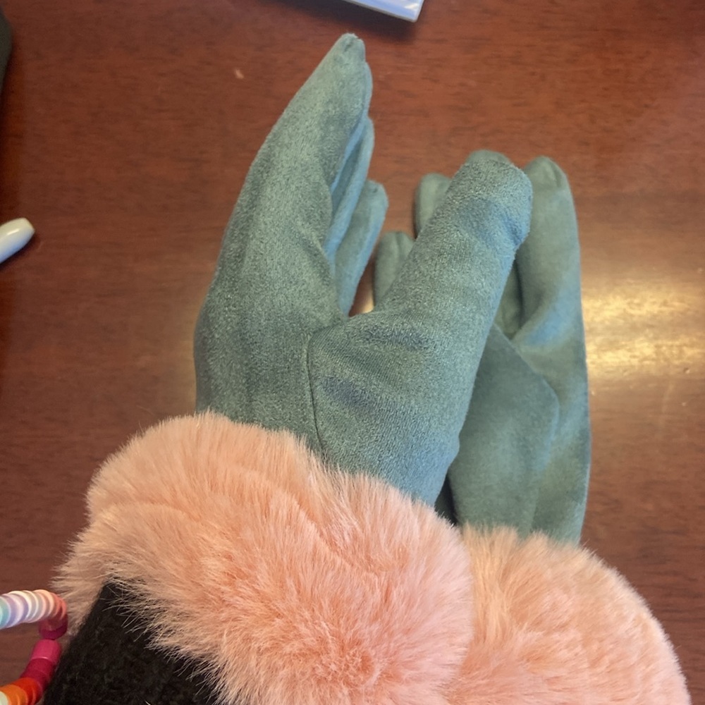 Powder, faux suede, and fur gloves - Picture 3 of 3